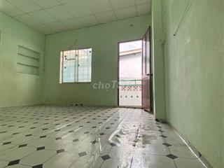 Nhà cách mạng tháng 8,dt 20m,1 trệt,1 lửng,gác suốt.