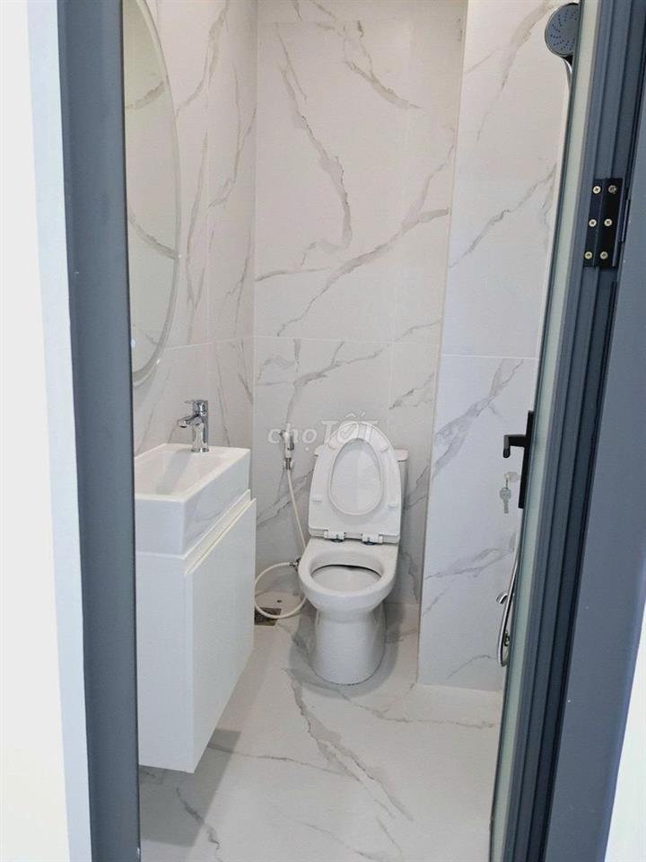 Nhà mới ! Cho thuê 14D Hoàng Việt , Tân Bình cũ . DTSD 450m2