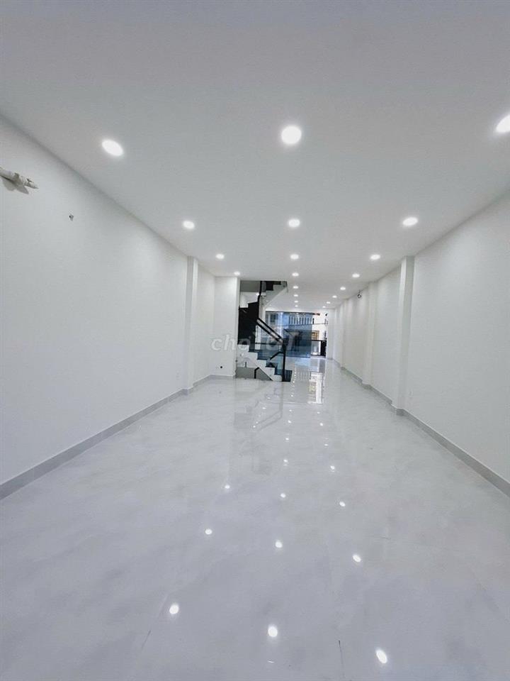 Nhà mới ! Cho thuê 14D Hoàng Việt , Tân Bình cũ . DTSD 450m2