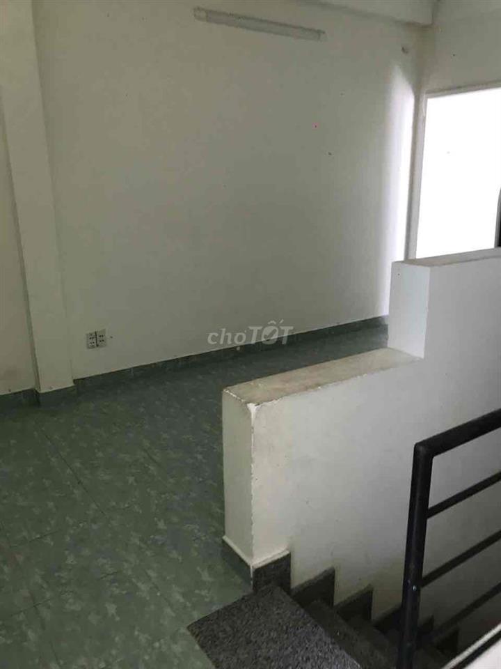 cho thuê tầng 2 nhà có cầu thang và lối đi riêng tư