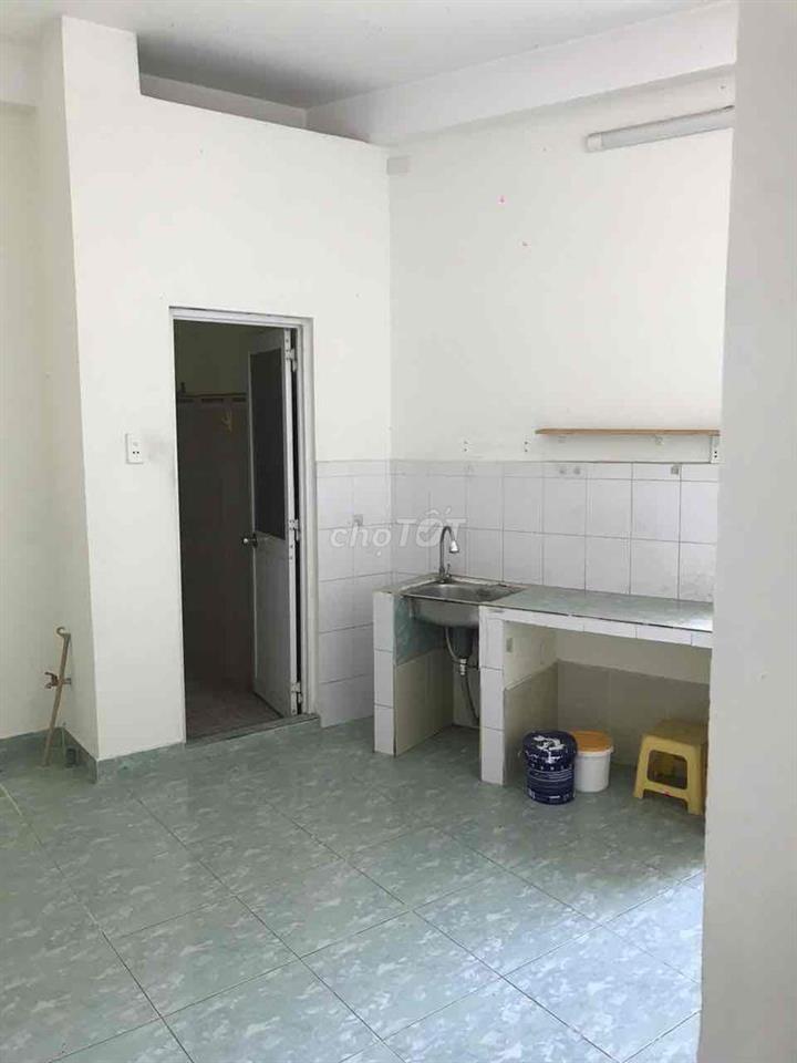 cho thuê tầng 2 nhà có cầu thang và lối đi riêng tư