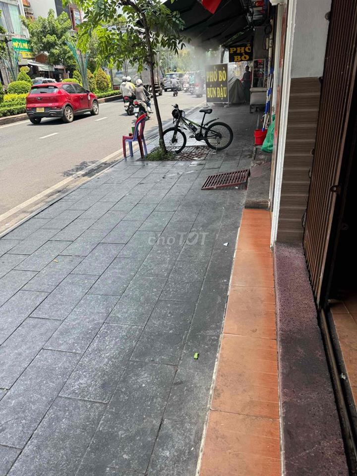 Mặt bằng kinh doanh đắc địa đối diện BV Hoàn Mỹ