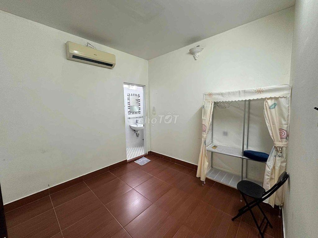 Phòng trọ 2tr7 đường Nguyễn Công Hoan (Phan Xích Long) đầu T9 trống