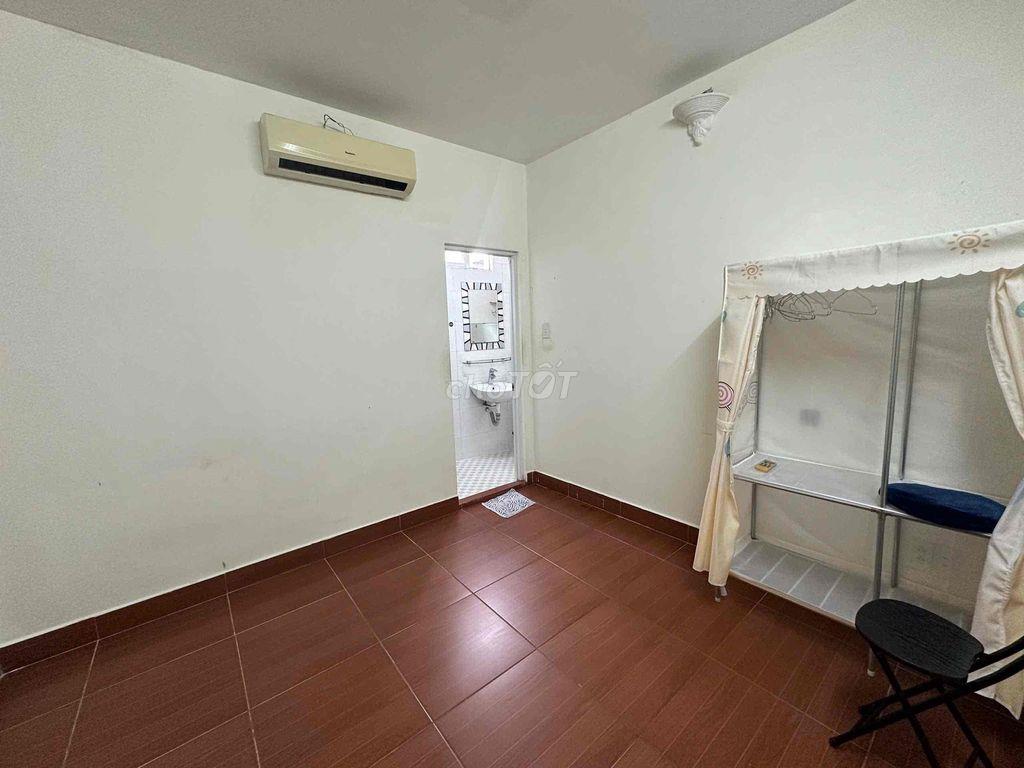 Phòng trọ 2tr7 đường Nguyễn Công Hoan (Phan Xích Long) đầu T9 trống