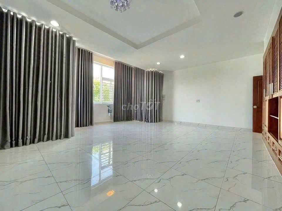 CHO THUÊ BIỆT THỰ - 168A Hoa Lan, P.2, PN - Hầm Xe, Sàn Suốt, Ngang 8m