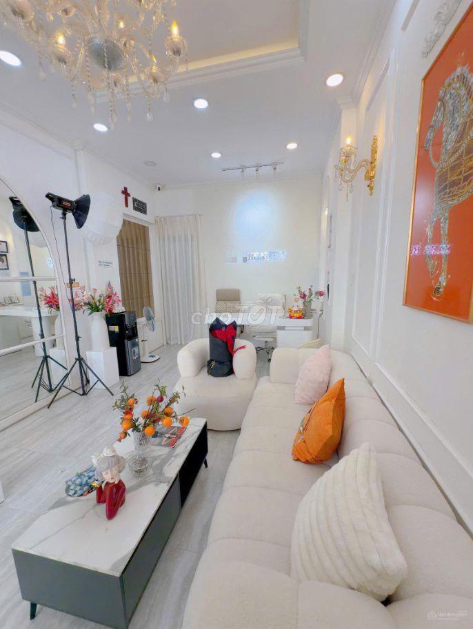 SỬ DỤNG HƠN 100M2 - GẦN VÒNG XOAY CỐNG QUỲNH – 150 NGUYỄN TRÃI, QUẬN 1