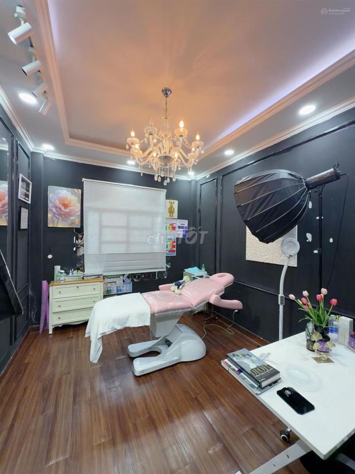SỬ DỤNG HƠN 100M2 - GẦN VÒNG XOAY CỐNG QUỲNH – 150 NGUYỄN TRÃI, QUẬN 1