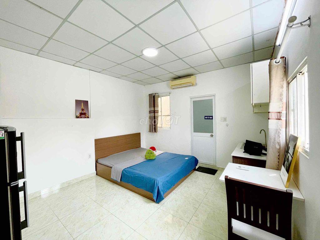 CHO THUÊ PHÒNG TRỌ STUDIO FULL NỘI THẤT RỘNG CỬA SỔ TRỜI GẦN Q3