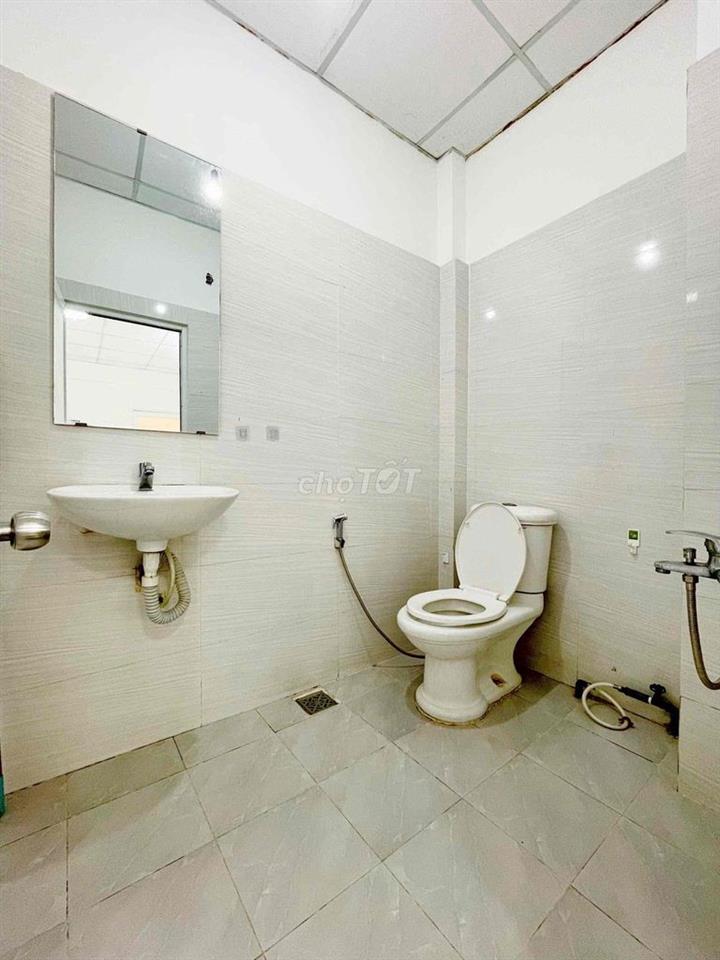CHO THUÊ PHÒNG TRỌ STUDIO FULL NỘI THẤT RỘNG CỬA SỔ TRỜI GẦN Q3