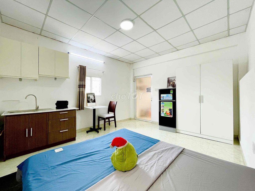 CHO THUÊ PHÒNG TRỌ STUDIO FULL NỘI THẤT RỘNG CỬA SỔ TRỜI GẦN Q3
