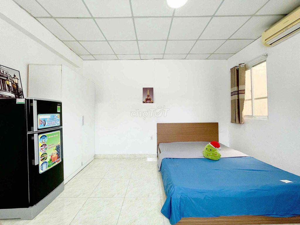 CHO THUÊ PHÒNG TRỌ STUDIO FULL NỘI THẤT RỘNG CỬA SỔ TRỜI GẦN Q3