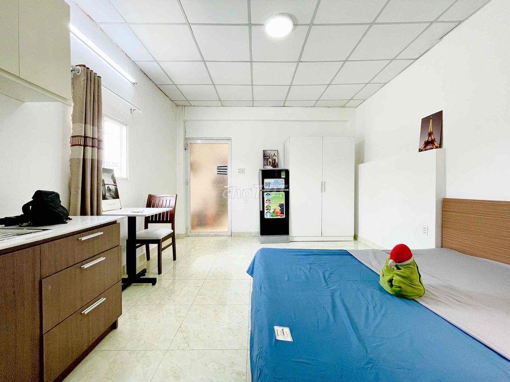 CHO THUÊ PHÒNG TRỌ STUDIO FULL NỘI THẤT RỘNG CỬA SỔ TRỜI GẦN Q3