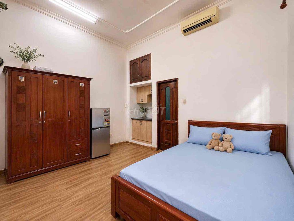 STUDIO RỘNG 30M2 NGAY SÂN BAY - FULL NỘI THẤT CỬA SỔ TRỜI