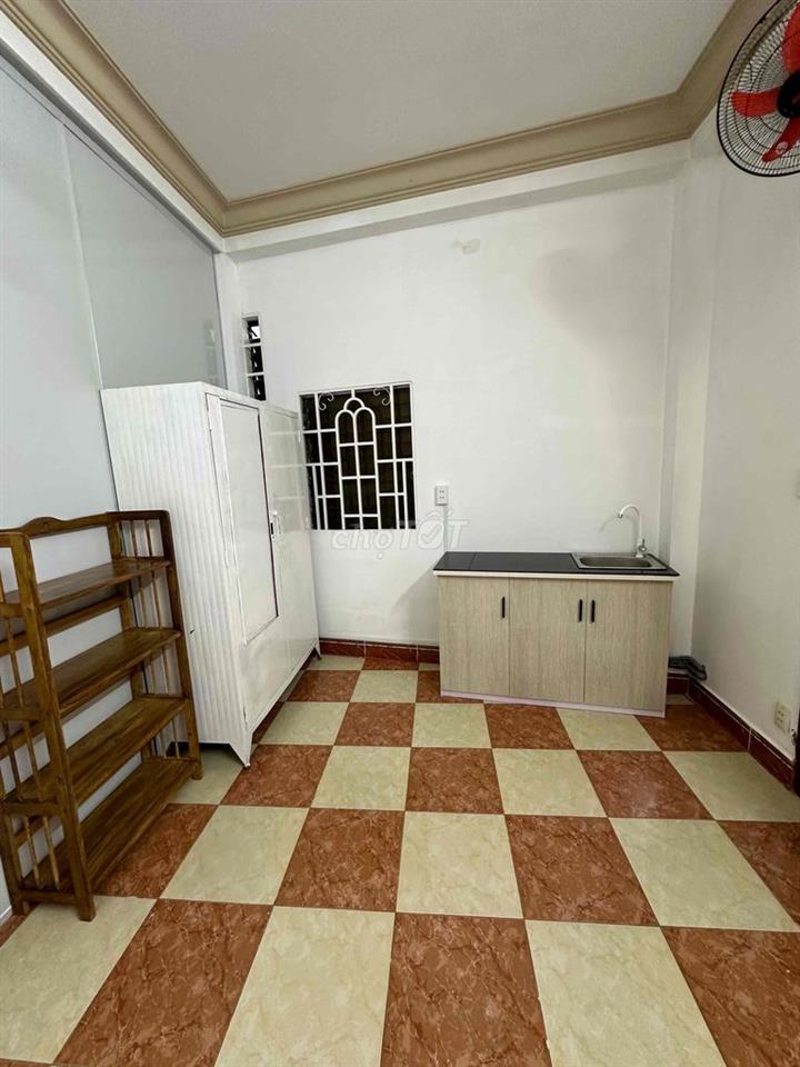 Phòng  Ban Công Cửa Sổ cho Nữ thuê Tại  Huỳnh Văn Bánh - Lê Văn Sỹ