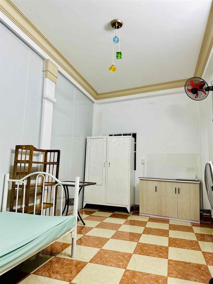 Phòng  Ban Công Cửa Sổ cho Nữ thuê Tại  Huỳnh Văn Bánh - Lê Văn Sỹ