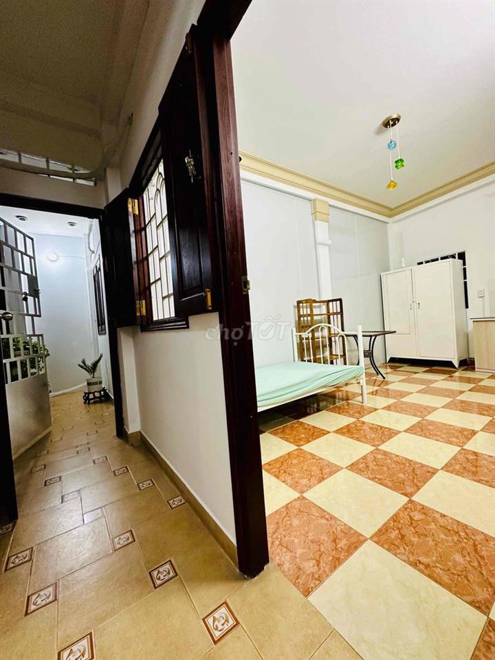 Phòng  Ban Công Cửa Sổ cho Nữ thuê Tại  Huỳnh Văn Bánh - Lê Văn Sỹ