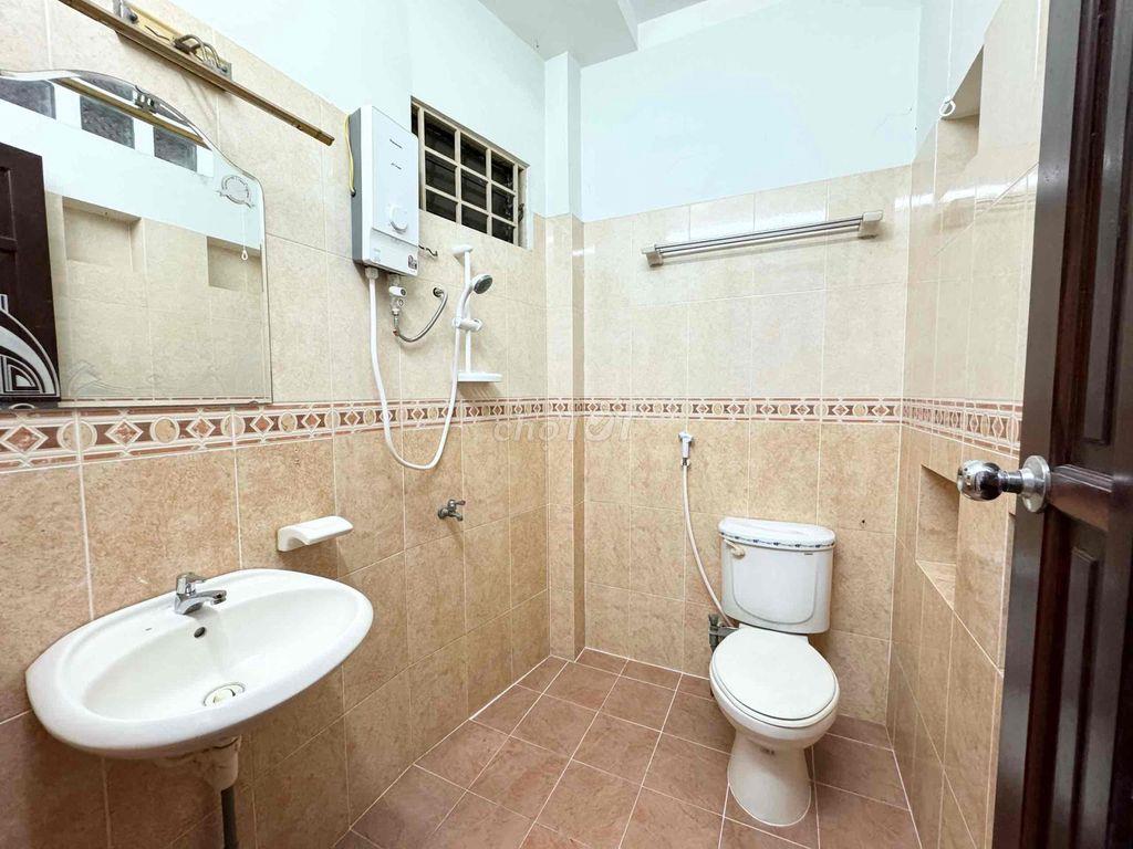 Phòng  Ban Công Cửa Sổ cho Nữ thuê Tại  Huỳnh Văn Bánh - Lê Văn Sỹ