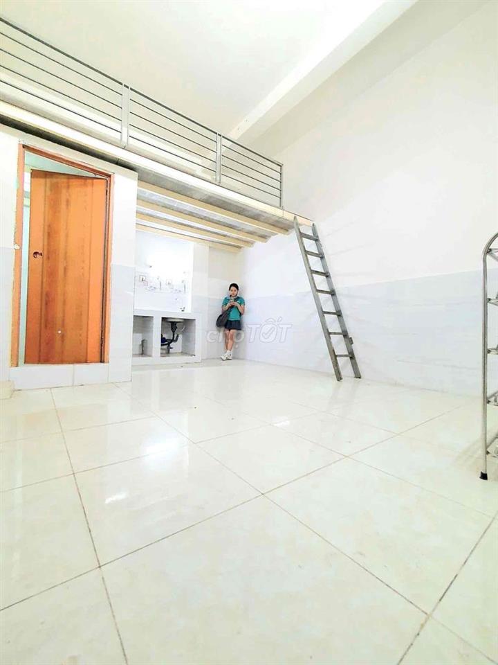 phòng gác rộng rãi 3-4 người ở ngay cộng hoàng - trường chinh