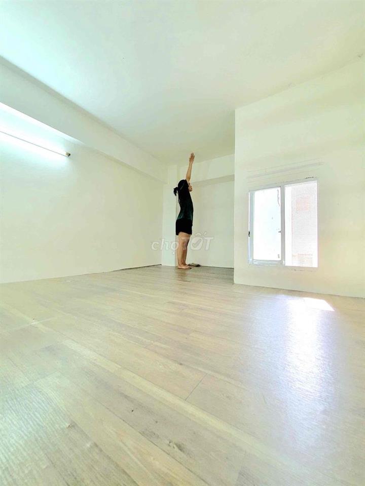 Phòng trọ gác cao 3-4 người ở sau lưng etown cộng hoà