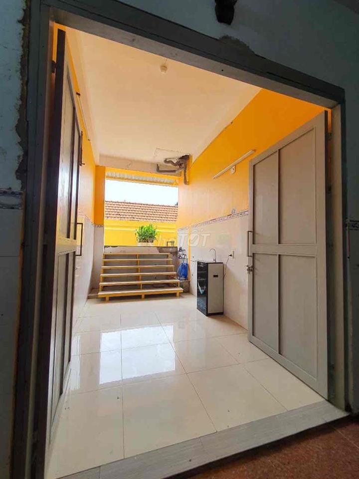 Phòng trọ gác cao 3-4 người ở sau lưng etown cộng hoà