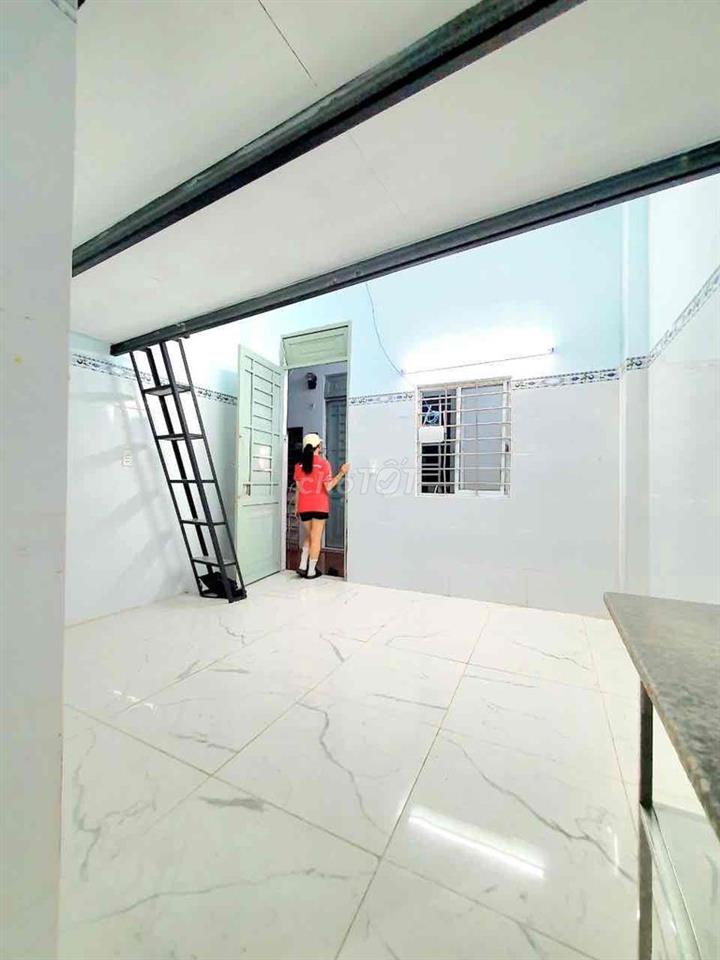 Phòng trọ gác cao 3-4 người ở sau lưng etown cộng hoà