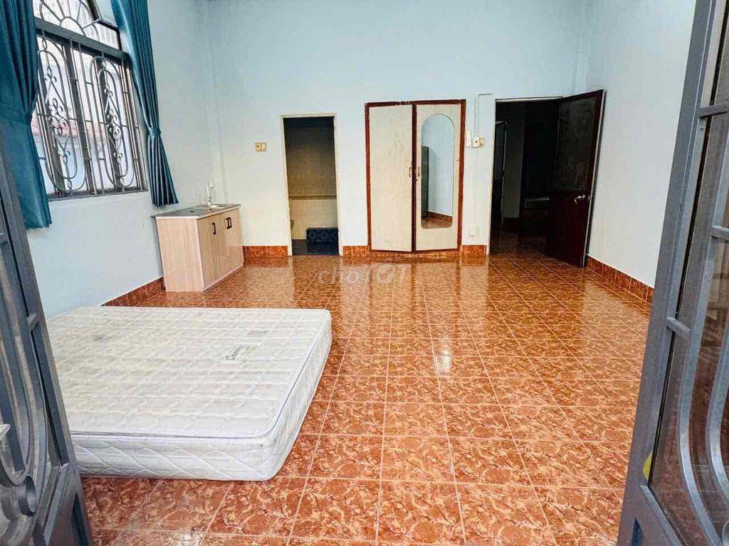 BAN CÔNG NGUYỄN VĂN ĐẬU SIÊU RỘNG THOÁNG MÁT Ở ĐC 3-4 NGƯỜI THỎA MÁI