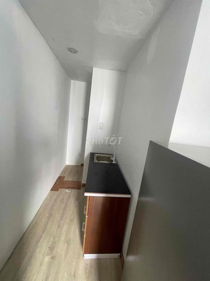 PASS phòng studio full nội thất TRỐNG SẴN, cửa sổ trời lớn