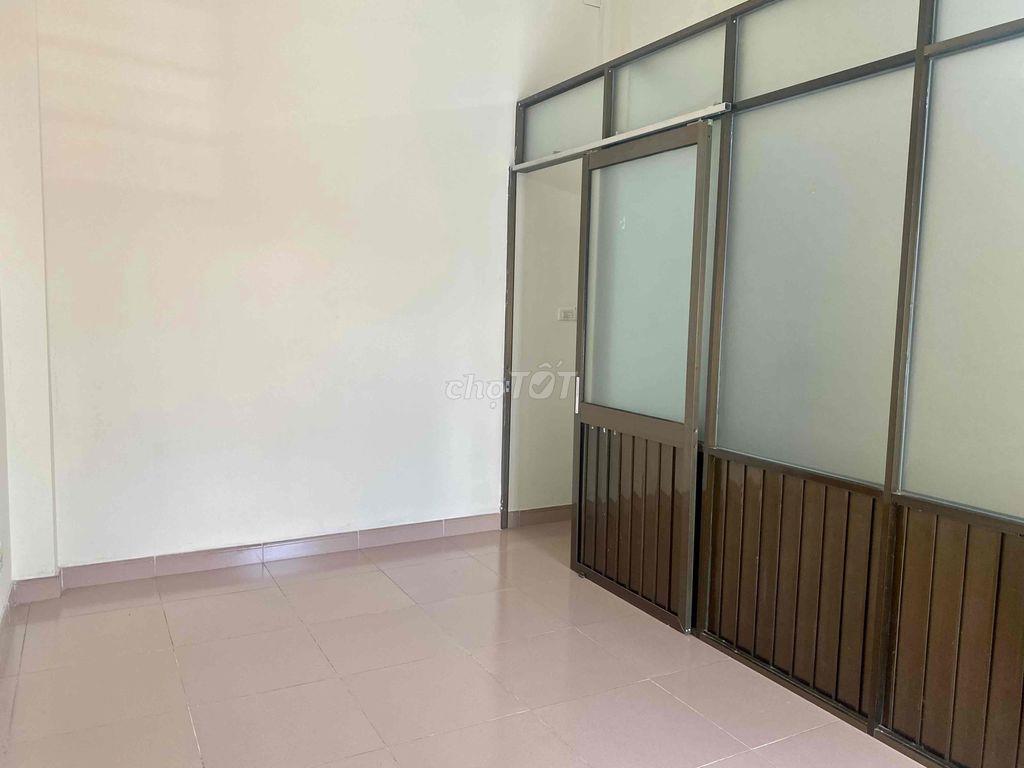 cho nữ thuê phòng ban công thoáng mát