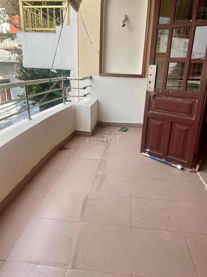 cho nữ thuê phòng ban công thoáng mát