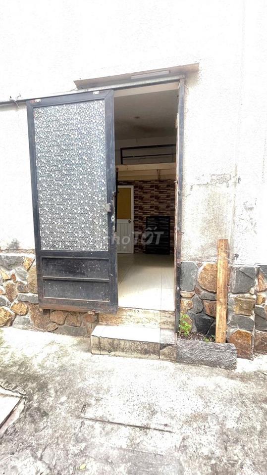 Cho thuê 1/2 căn nhà (lối đi riêng)