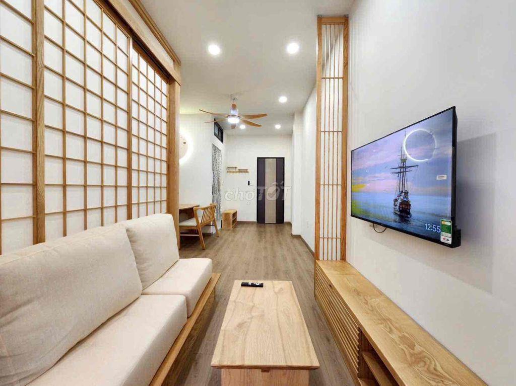 1 PHÒNG NGỦ - BAN CÔNG LỚN - FULL NỘI THẤT GỖ CAO CẤP - TRUNG TÂM SG