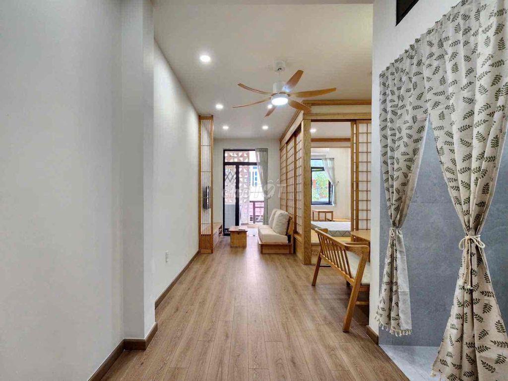 1 PHÒNG NGỦ - BAN CÔNG LỚN - FULL NỘI THẤT GỖ CAO CẤP - TRUNG TÂM SG