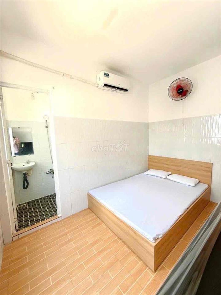 TRỐNG SẴN CĂN STUDIO CỬA SỔ TRỜI THOÁNG , THANG MÁY NGAY CẦU CALMETTE