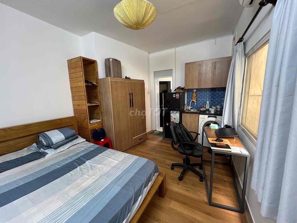 TRỐNG SẴN CĂN STUDIO CỬA SỔ TRỜI THOÁNG NGAY CÔNG TRƯỜNG DÂN CHỦ Q3