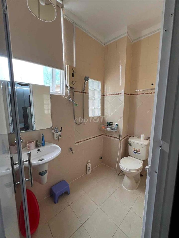 TRỐNG SẴN CĂN STUDIO CỬA SỔ TRỜI THOÁNG NGAY CÔNG TRƯỜNG DÂN CHỦ Q3
