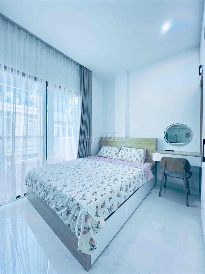 Căn Hộ Ban Công Thoáng Ngay Trung Tâm Quận 10, Gần Đại Học Kinh Tế UEH