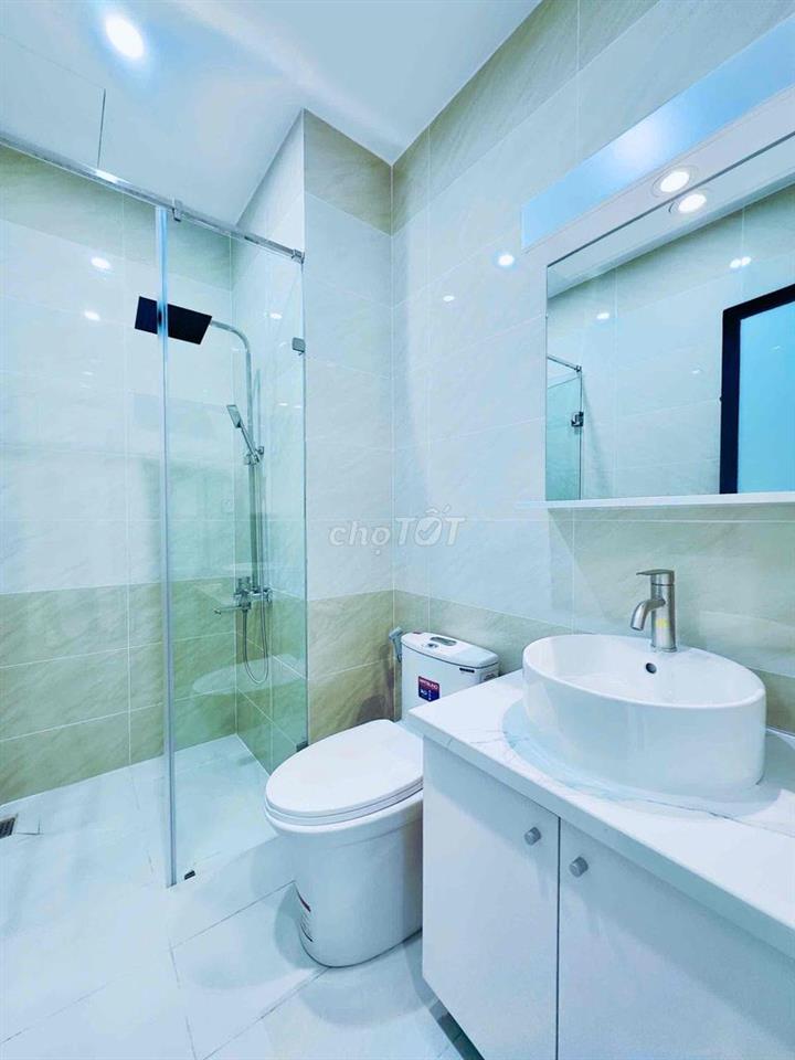 Căn Hộ Ban Công Thoáng Ngay Trung Tâm Quận 10, Gần Đại Học Kinh Tế UEH