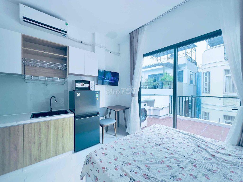 Căn Hộ Ban Công Thoáng Ngay Trung Tâm Quận 10, Gần Đại Học Kinh Tế UEH
