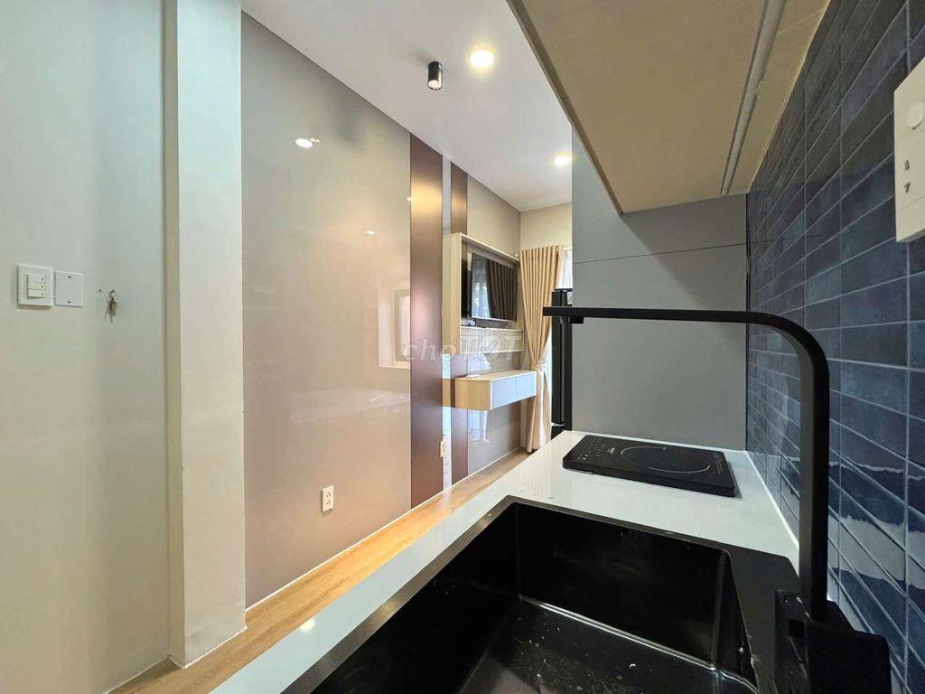 Cho thuê căn hộ Studio ban công 35m2, Full nt, máy giặt riêng, Quận 1
