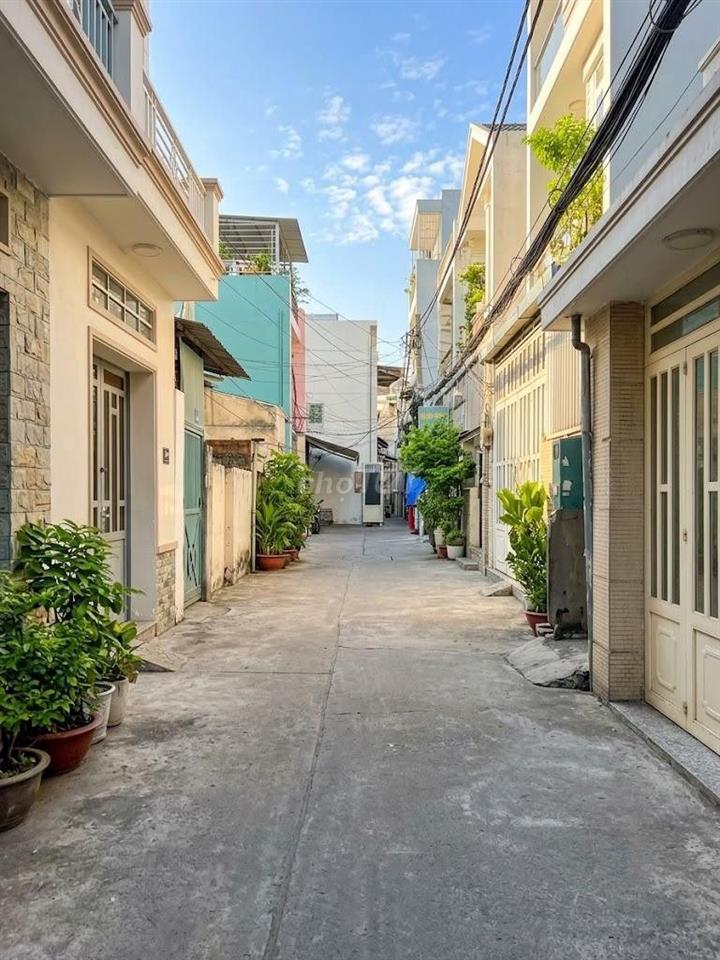 BÁN NHÀ HẺM 4M, ĐƯỜNG CÁCH MẠNG THÁNG 8, Q3. DT:3.5X16.5M, 2 TẦNG.