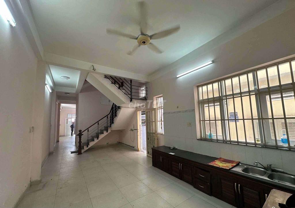 NHÀ HẺM XE HƠI, LÊ THỊ RIÊNG, Q1