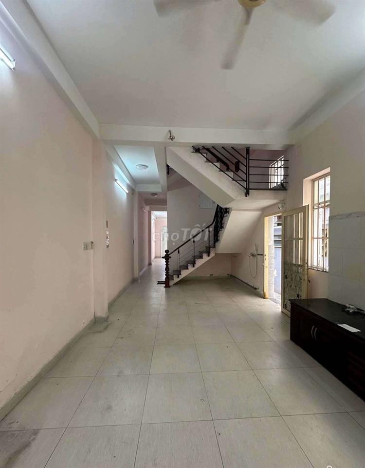NHÀ HẺM XE HƠI, LÊ THỊ RIÊNG, Q1