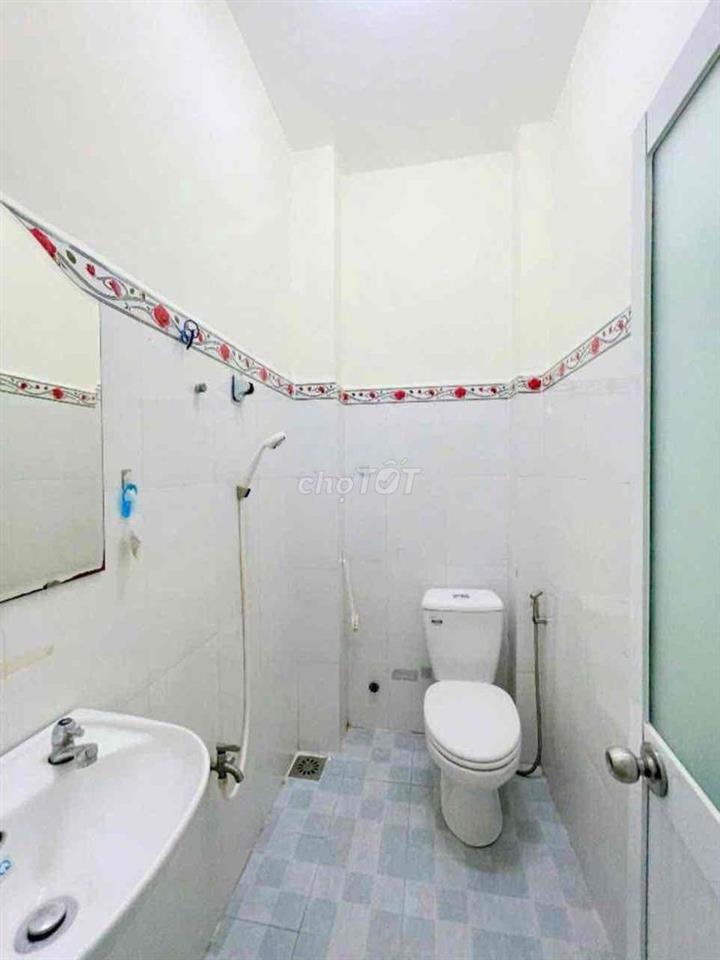cho thuê căn hêm to sát quận 1