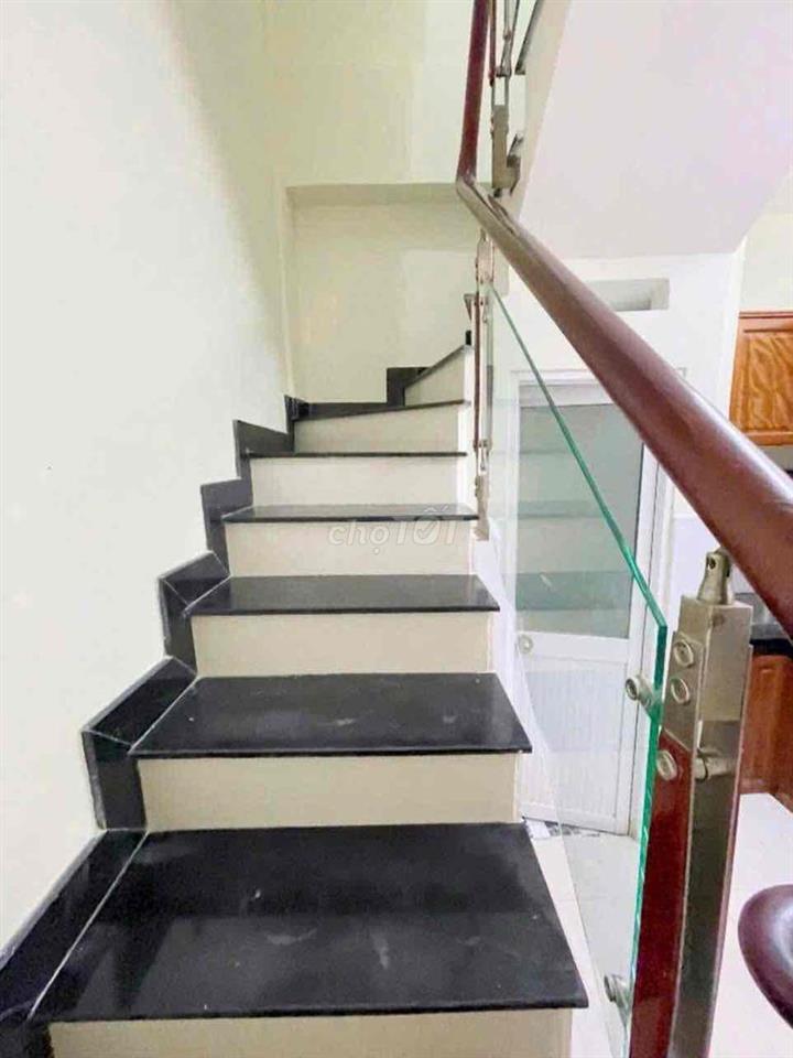 cho thuê căn hêm to sát quận 1