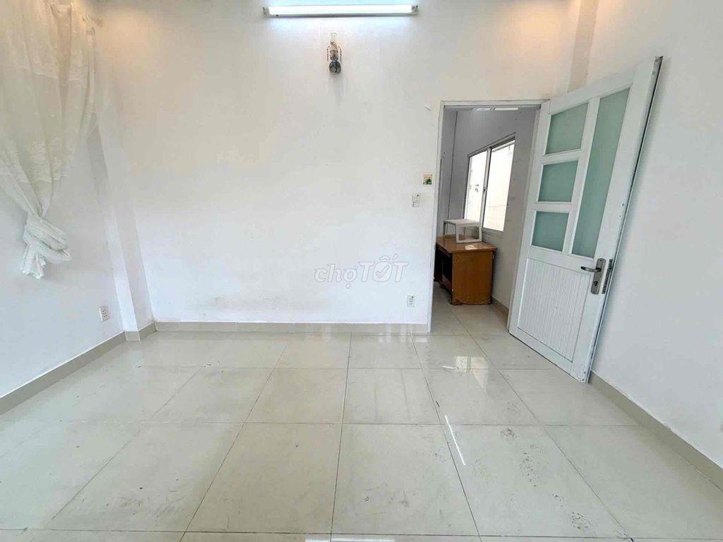 Ngang 4.2m - 40M2 - 4PN 3 Tầng BTCT SÁT QUẬN 1 - SÁT MẶT TIỀN