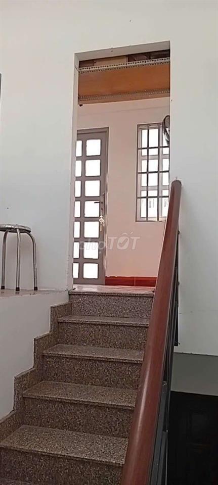 Nhà trong hẻm, dt đất 30 m2, đường Trần Hưng Đạo, Q1.