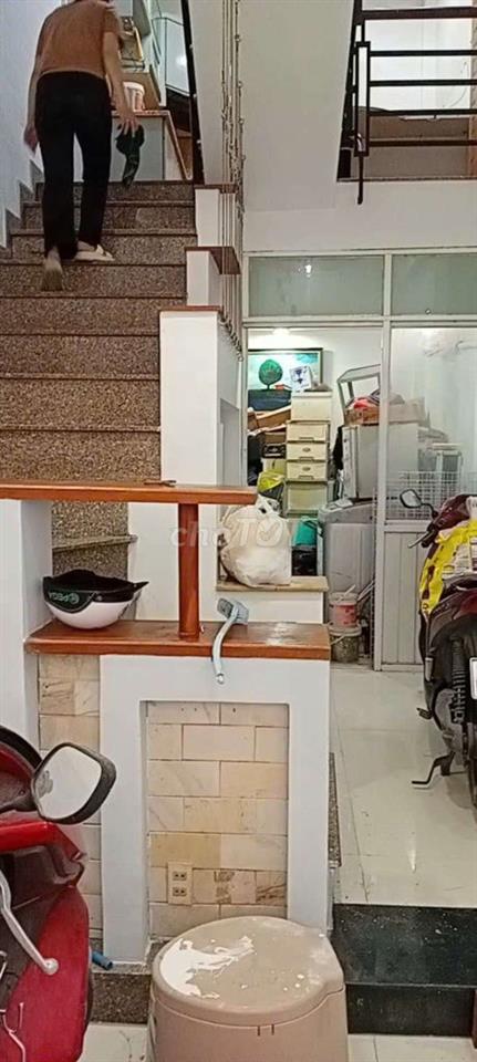 Nhà trong hẻm, dt đất 30 m2, đường Trần Hưng Đạo, Q1.