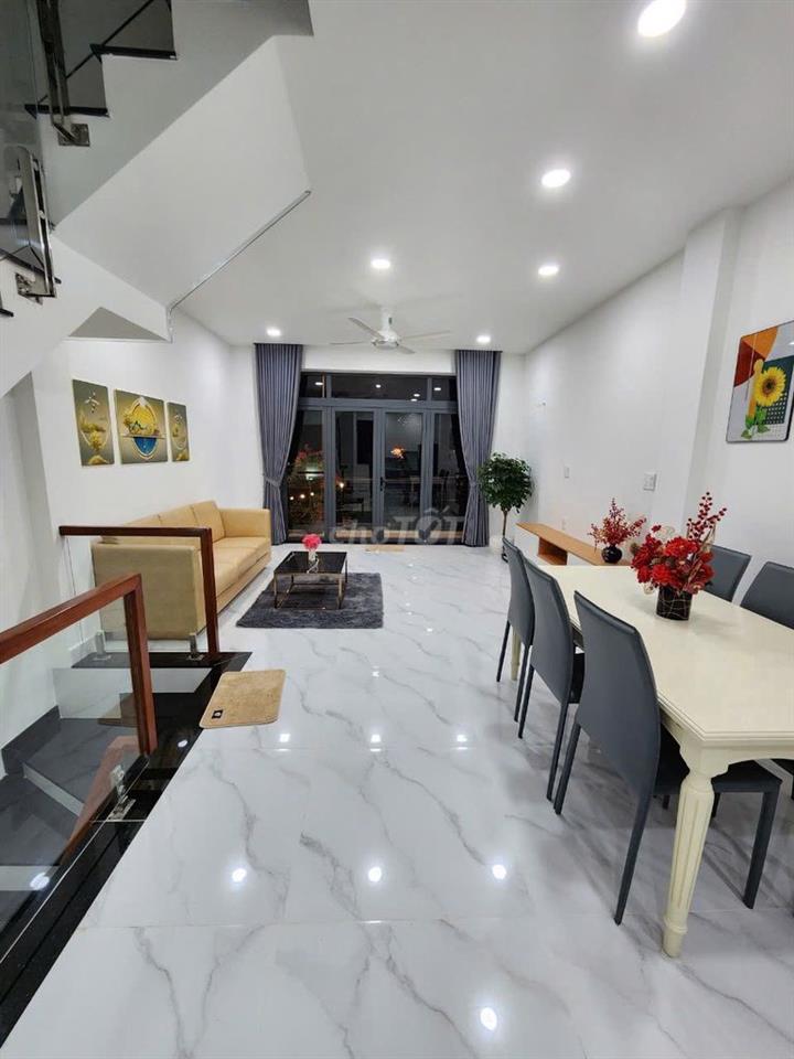 Cho thuê nhà MT 680B CMT8 P.11 Q.3 đối diện CV Lê Thị Riêng.