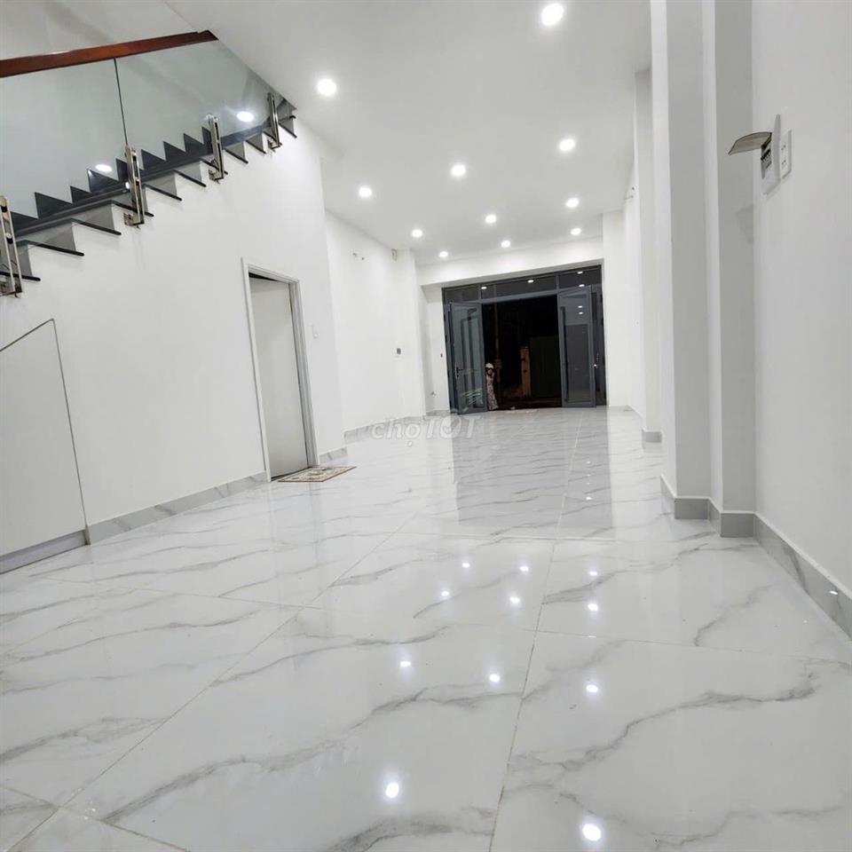 Cho thuê nhà MT 680B CMT8 P.11 Q.3 đối diện CV Lê Thị Riêng.