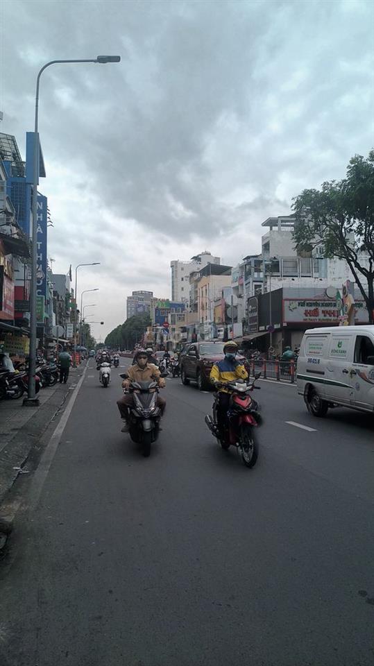 Nhà mới 4 lầu mặt tiền Lý Thái Tổ giá 15 triệu 
